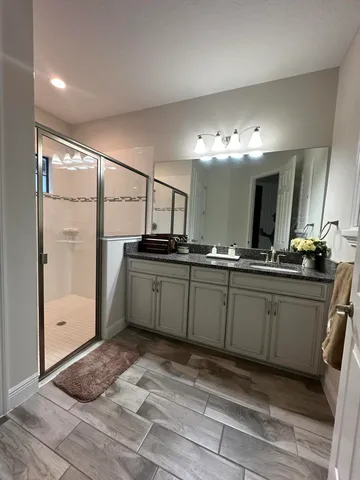 a view of a house with backyard