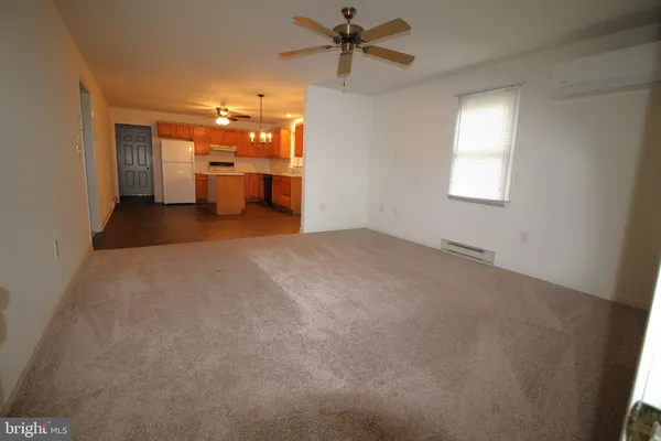 $1,375 | 315 South Railroad Avenue, New Holland, PA 17557