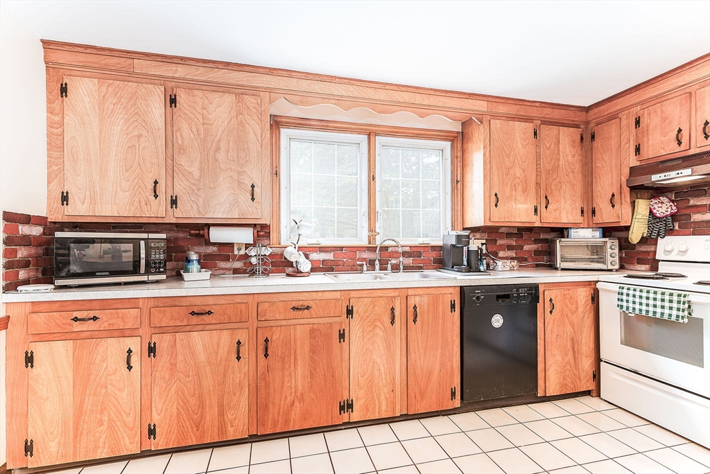 36 Cynthia Road Seekonk, MA 02771 - Photo 7 of 41