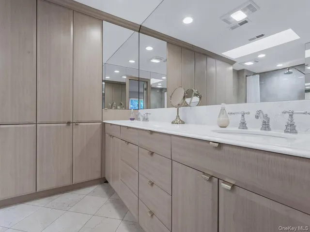 $1,495,000 | 15 Fairway Circle South, Unit 15, Manhasset, NY 11030