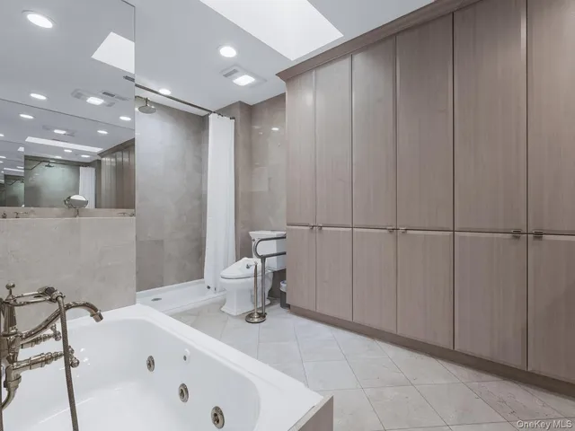 $1,495,000 | 15 Fairway Circle South, Unit 15, Manhasset, NY 11030