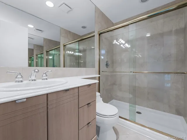 $1,495,000 | 15 Fairway Circle South, Unit 15, Manhasset, NY 11030