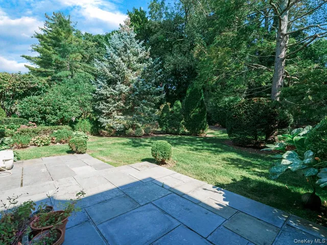 $1,495,000 | 15 Fairway Circle South, Unit 15, Manhasset, NY 11030