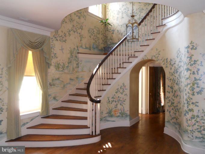 10664 Bears Den Road Marshall, VA 20115 - Photo 4 of 18 staircase