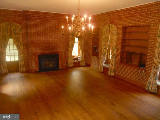 10664 Bears Den Road Marshall, VA 20115 - Photo 8 of 18 Family Room 1