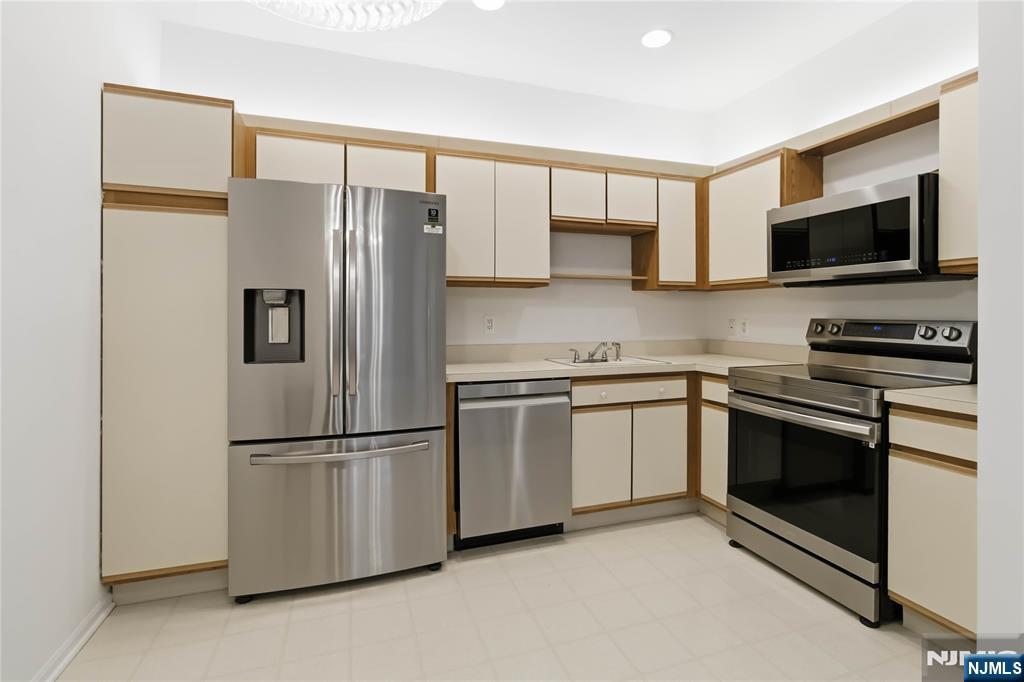 5301 Richmond Road, Unit 301 West Milford, NJ 07480 - Photo 6 of 24