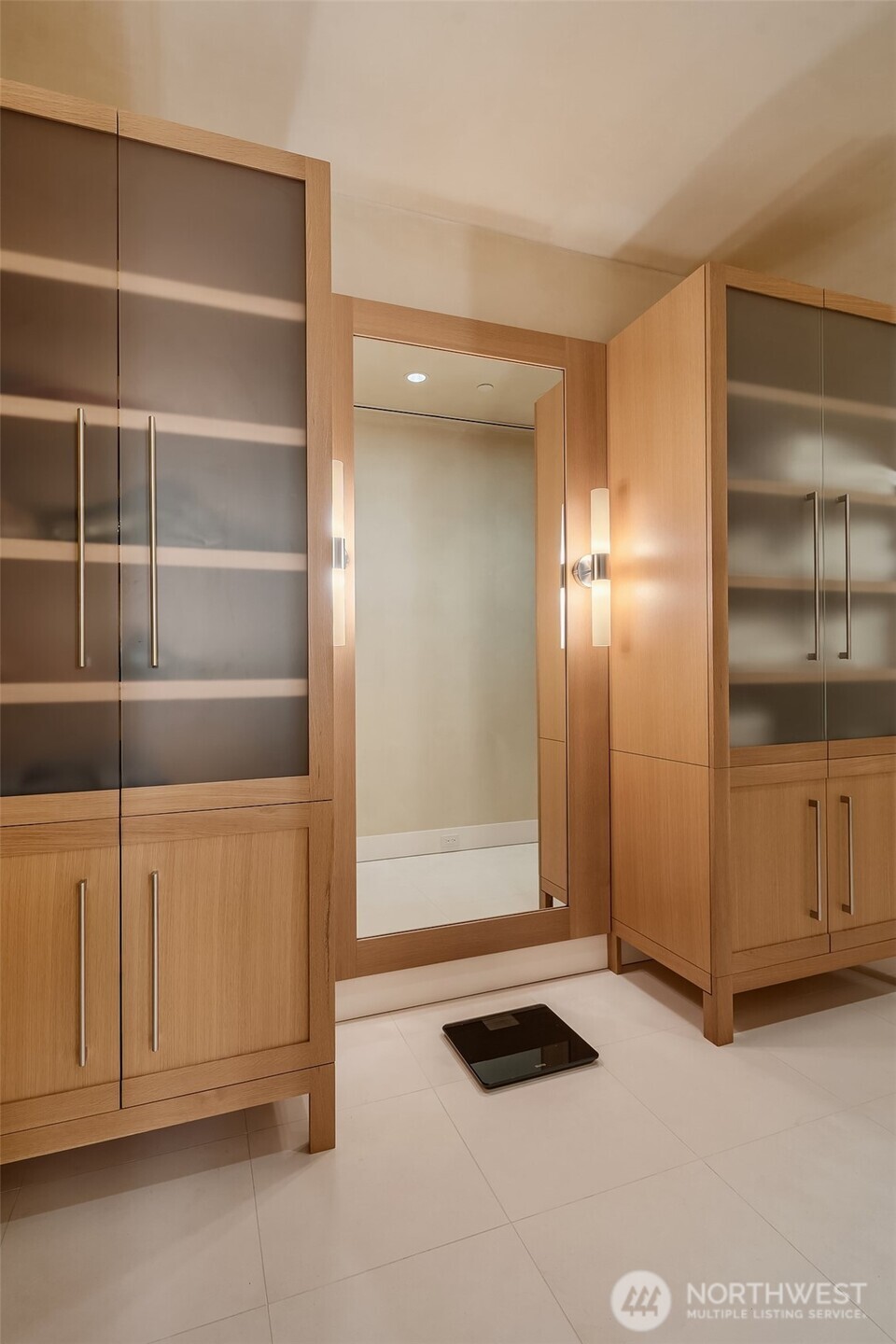 715 2nd Avenue, Unit 1501 Seattle, WA 98104 - Photo 26 of 40 a view of an empty room