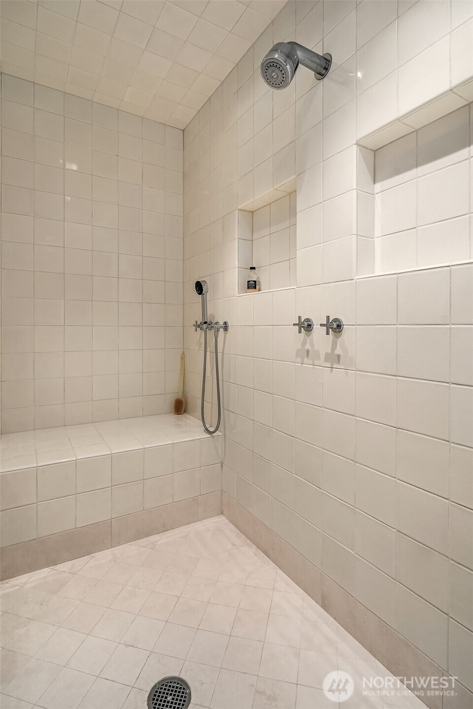 715 2nd Avenue, Unit 1501 Seattle, WA 98104 - Photo 30 of 40 a bathroom with a bathtub