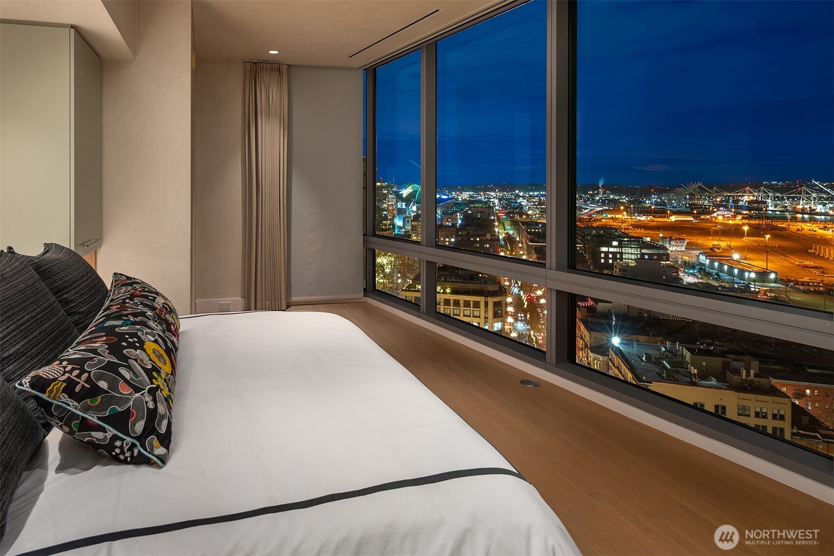 715 2nd Avenue, Unit 1501 Seattle, WA 98104 - Photo 31 of 40 a living room with furniture