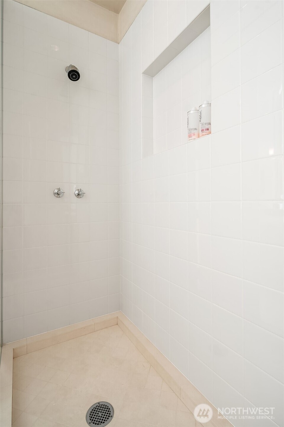 715 2nd Avenue, Unit 1501 Seattle, WA 98104 - Photo 34 of 40 a view of room