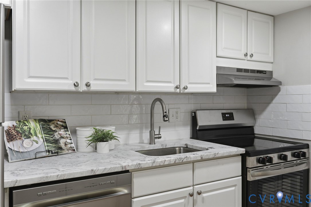 22 Ashinghurst Road, Unit 22 Henrico, VA 23238 - Photo 11 of 25 a kitchen with appliances cabinets and a counter top