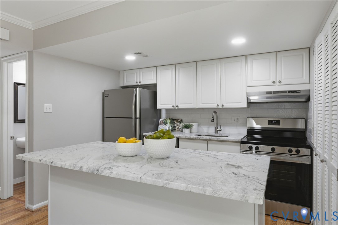 22 Ashinghurst Road, Unit 22 Henrico, VA 23238 - Photo 10 of 25 a kitchen with a refrigerator and a stove top oven