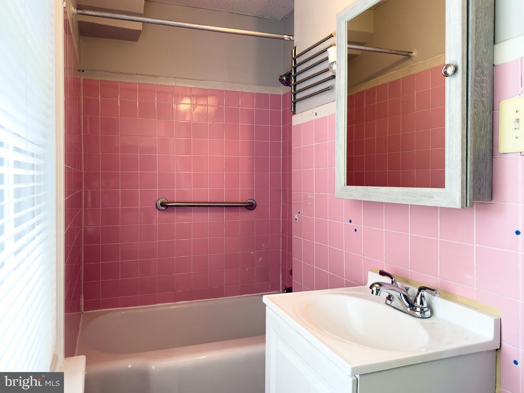 658 Walnut Street, Unit 1 Pottstown, PA 19464 - Photo 13 of 19 a bathroom with a sink and a bathtub