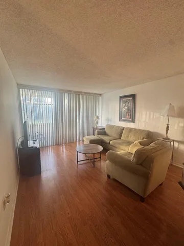 $1,600 | 500 Davis Road, Unit 27, Palm Springs, FL 33461