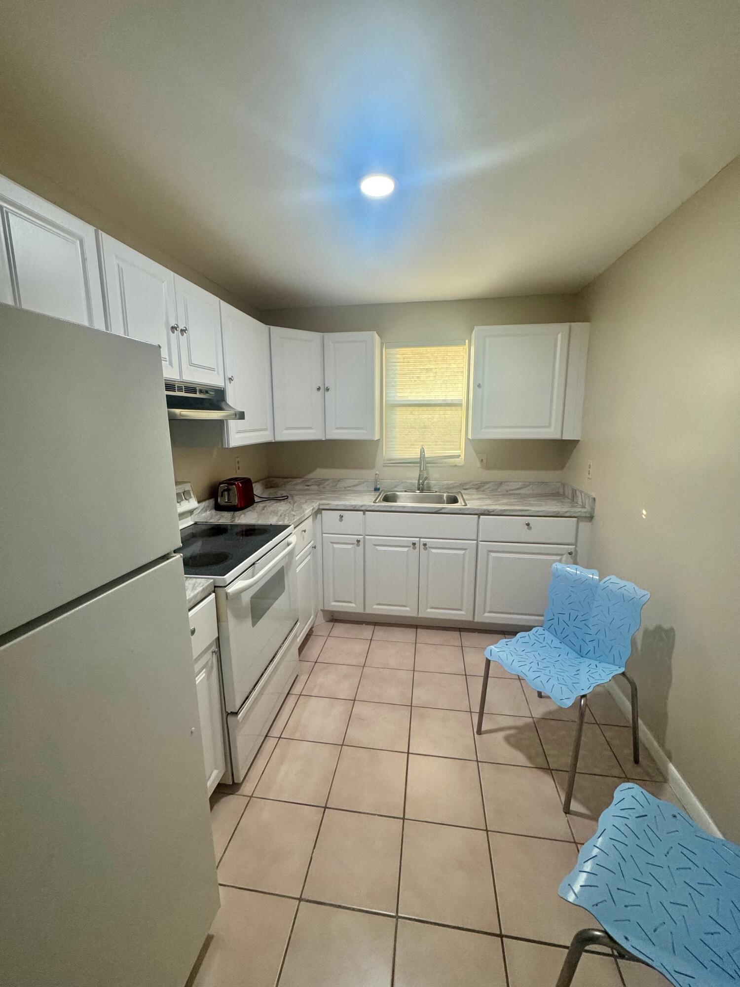 500 Davis Road, Unit 27 Palm Springs, FL 33461 - Photo 5 of 14 6