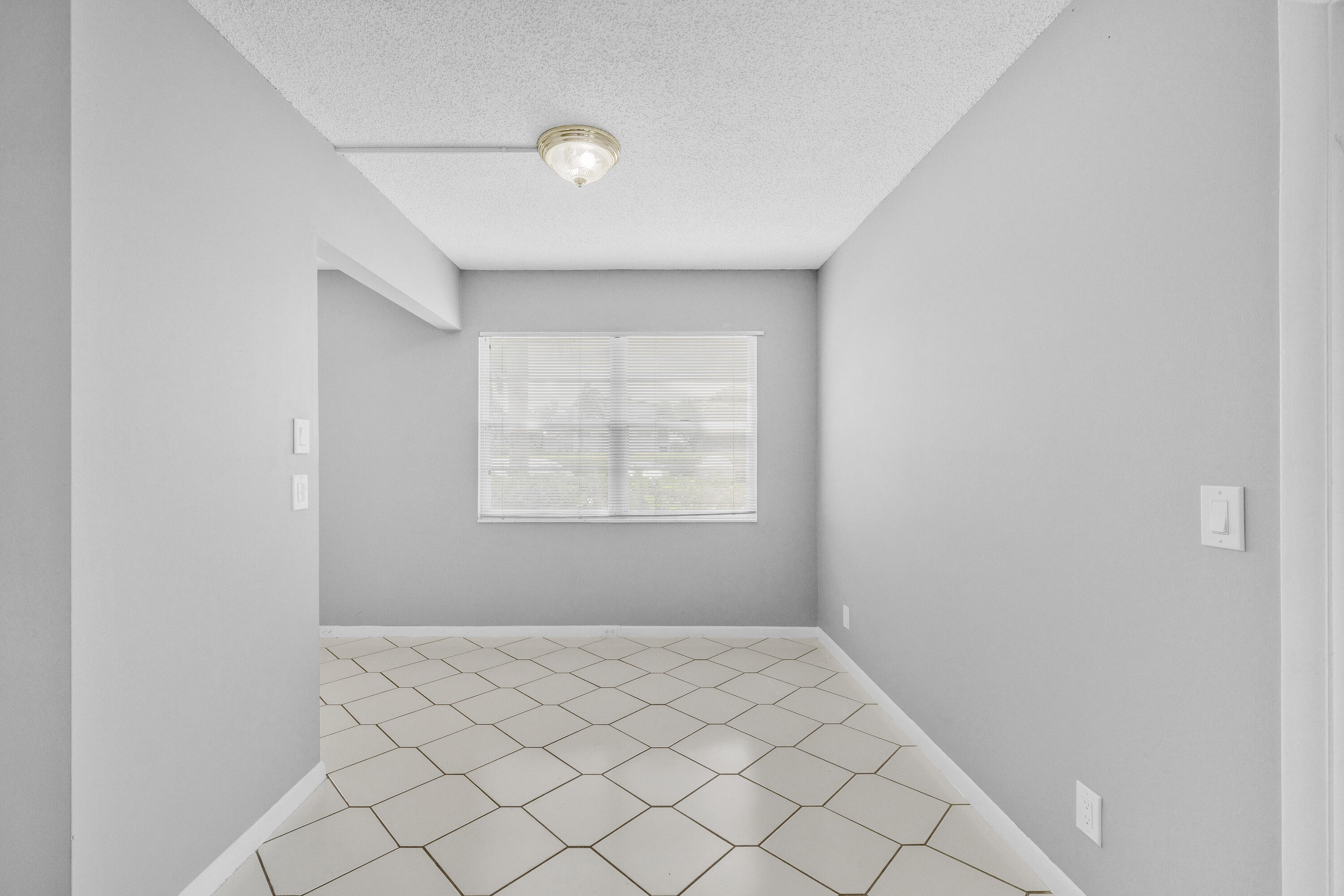 308 Fanshaw H, Unit 308 Boca Raton, FL 33434 - Photo 12 of 54 18 Dining Area (2)