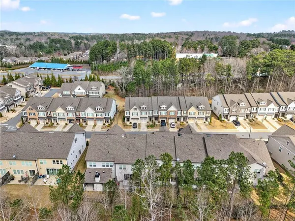 a view of a house with backyard