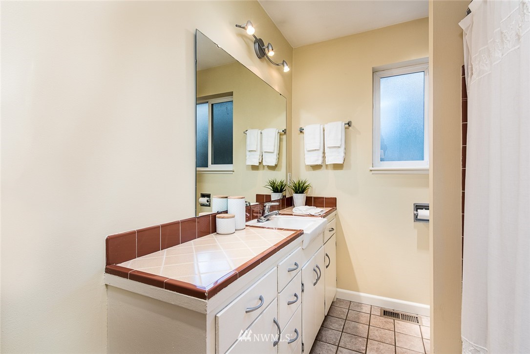 10615 Rustic Road South Seattle, WA 98178 - Photo 13 of 15