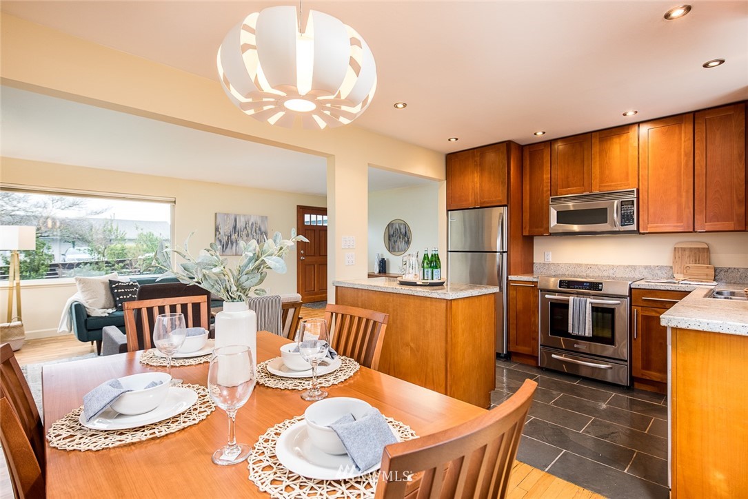 10615 Rustic Road South Seattle, WA 98178 - Photo 7 of 15