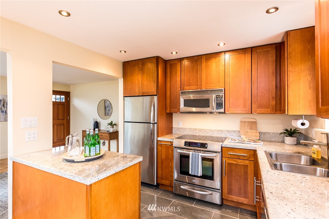 10615 Rustic Road South Seattle, WA 98178 - Photo 9 of 15