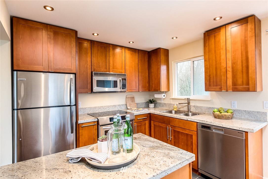 10615 Rustic Road South Seattle, WA 98178 - Photo 10 of 15