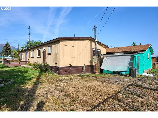 a view of a house with backyard and sitting area