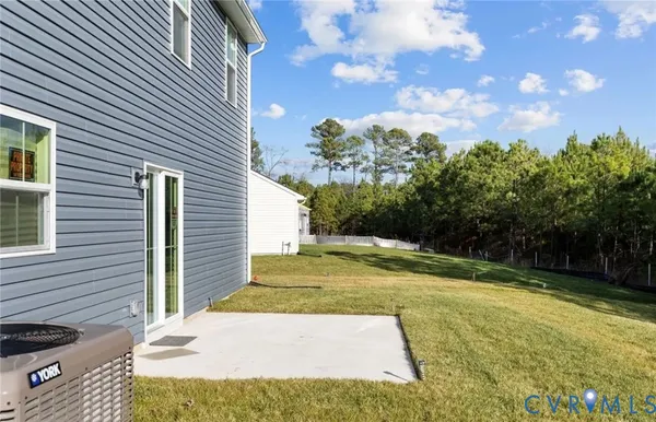 a view of back yard of the house