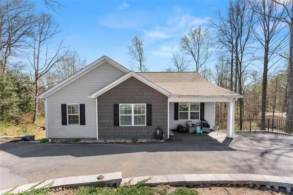 a view of a house with a yard