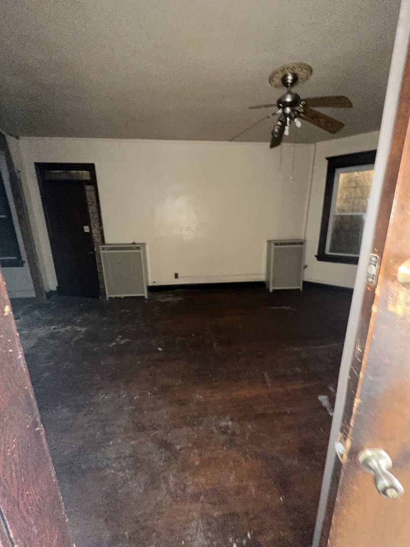 7425 South Harvard Avenue Chicago, IL 60621 - Photo 8 of 31 a view of a livingroom with an empty space