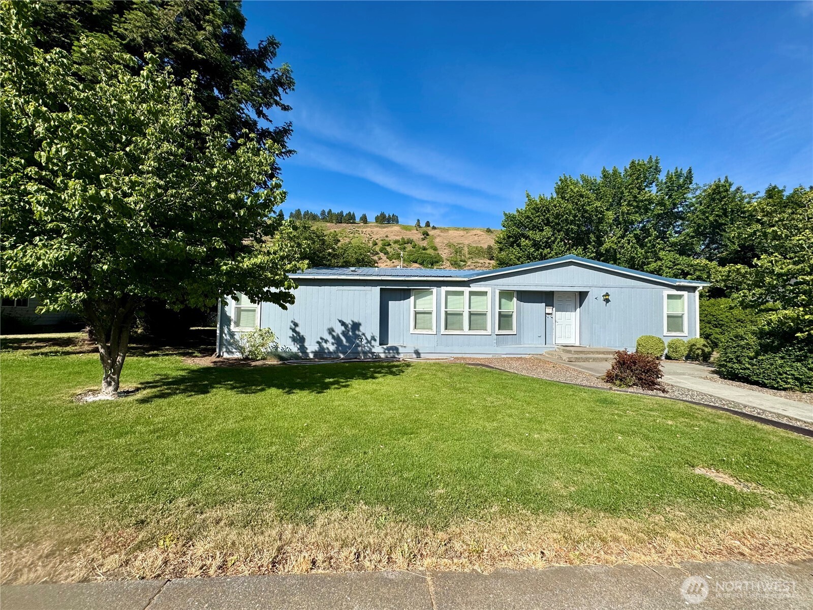 1218 South 3rd Street Dayton, WA 99328 - Photo 2 of 23 a front view of house with a garden