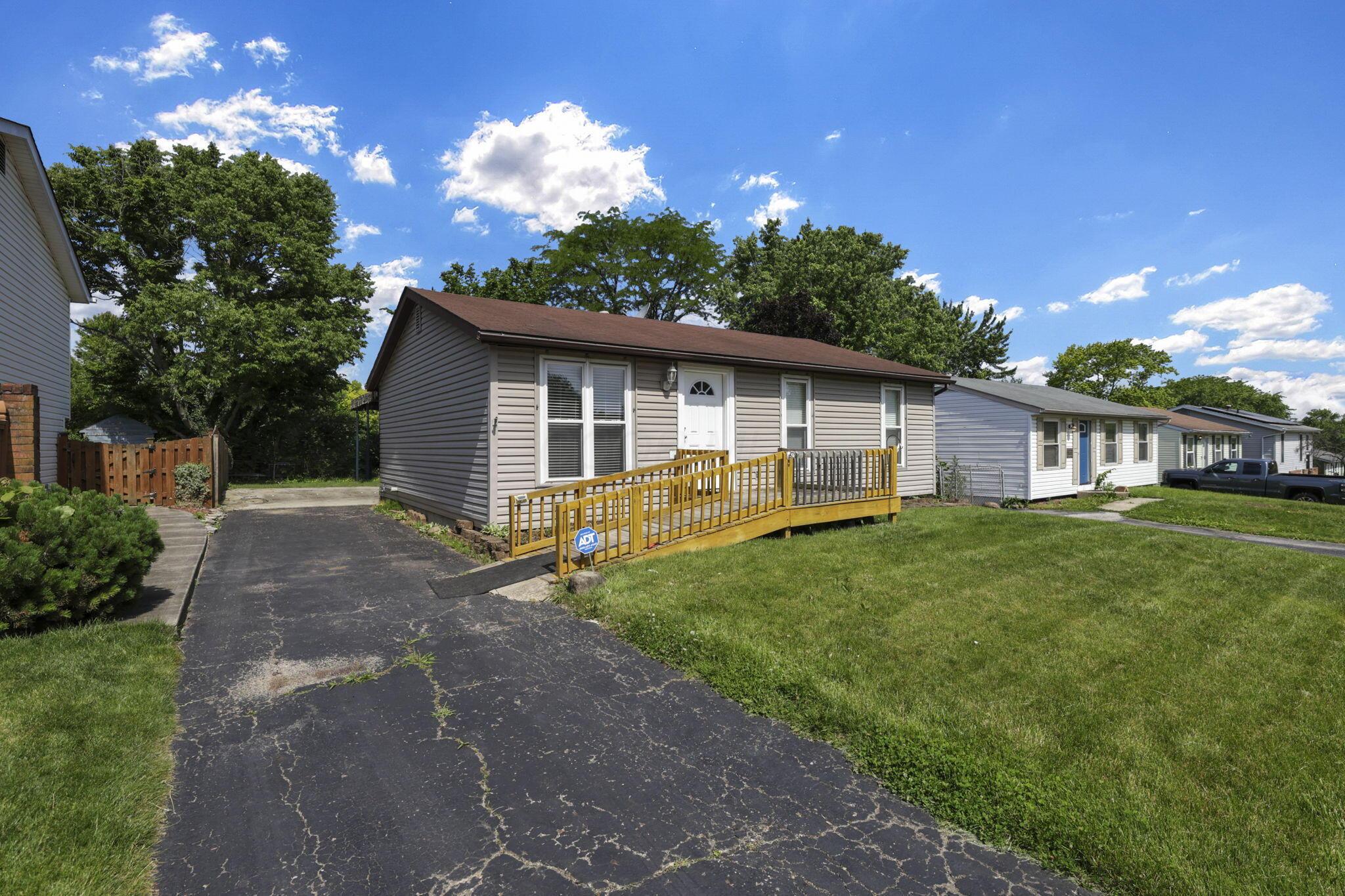 1745 Rivermont Road Columbus, OH 43223 - Photo 4 of 47