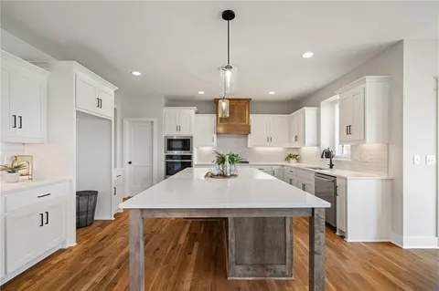 $667,000 | 25010 West 142nd Street, Olathe, KS 66061