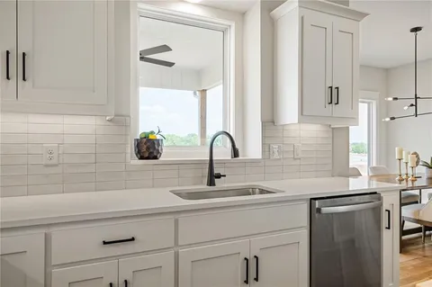 $667,000 | 25010 West 142nd Street, Olathe, KS 66061