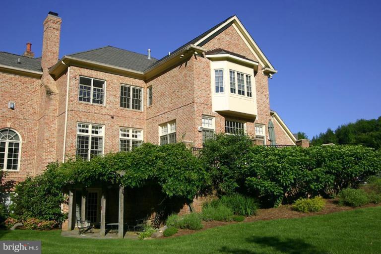 1221 Towlston Road McLean, VA 22102 - Photo 2 of 30 Back yard