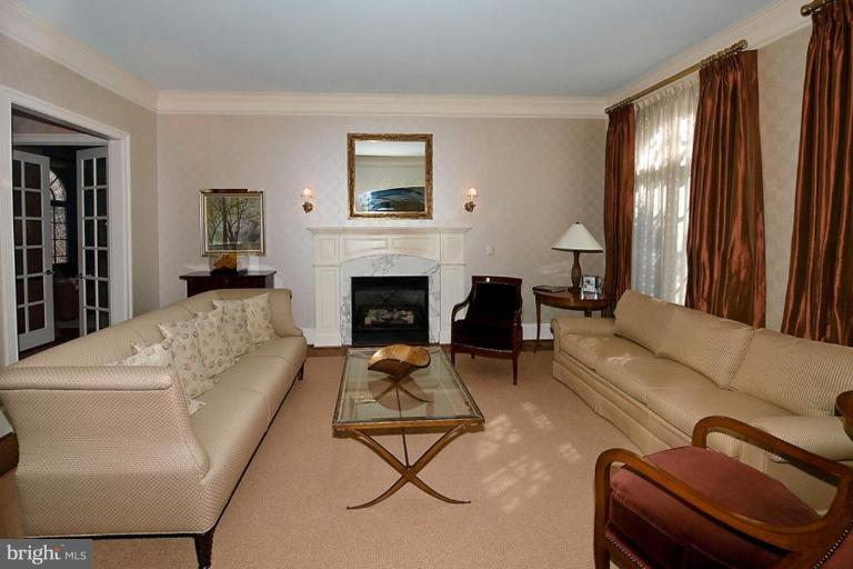 1221 Towlston Road McLean, VA 22102 - Photo 6 of 30 Living Room