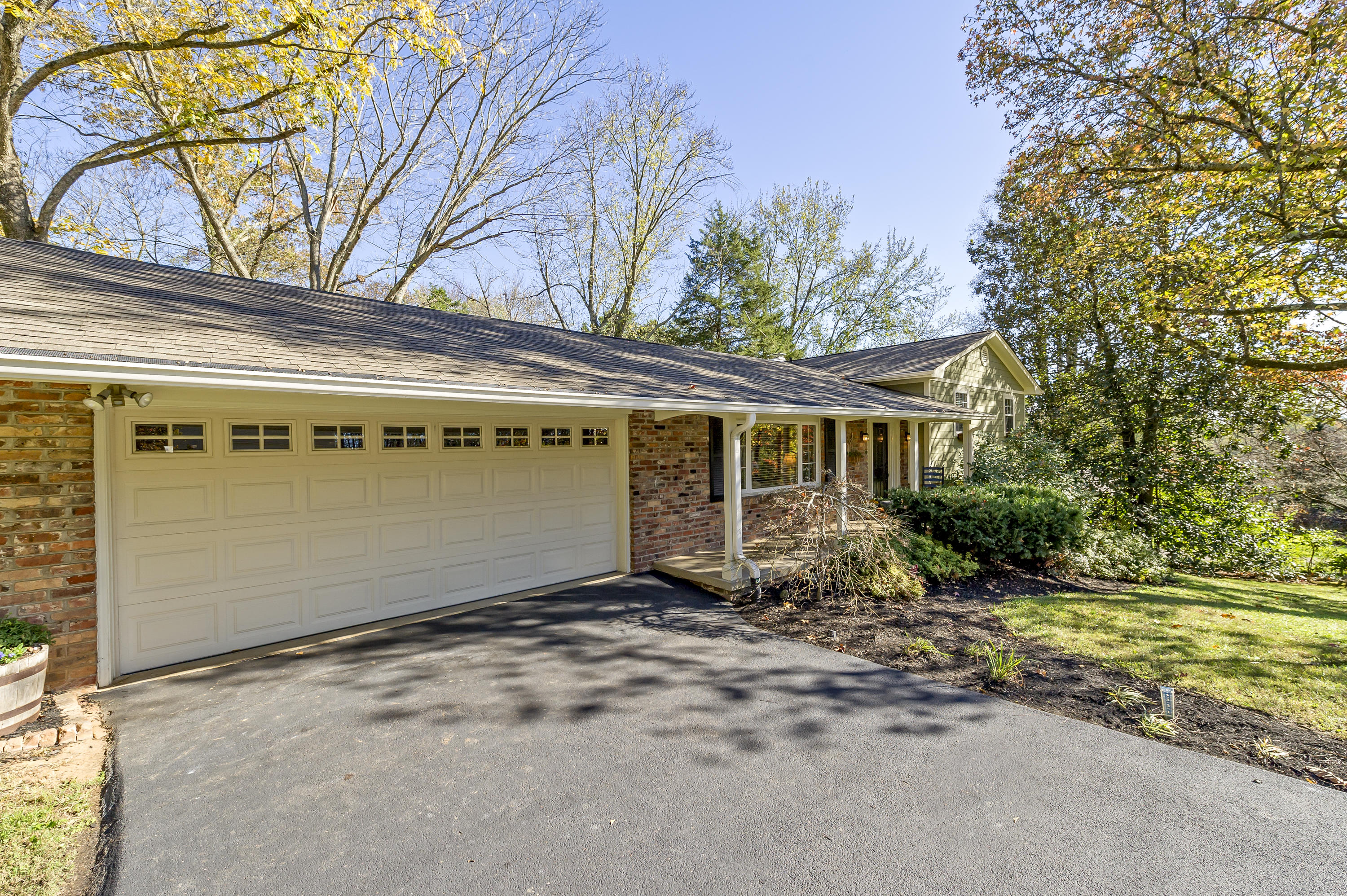 716 Noragate Road Knoxville, TN 37919 - Photo 3 of 34 2 Car Garage