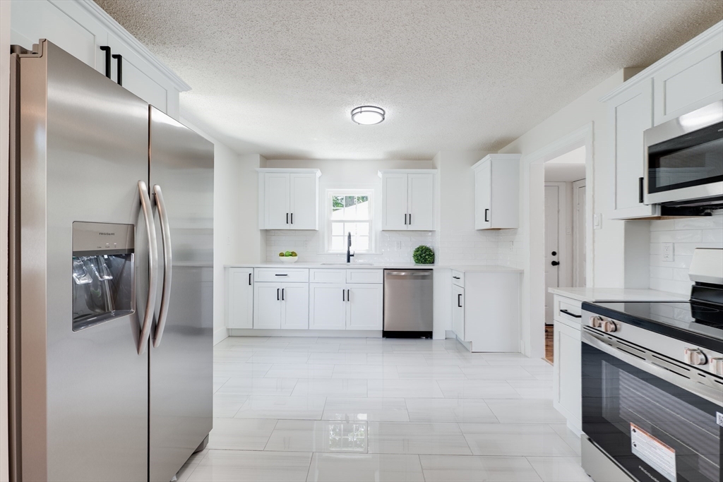 1386 Piper Road West Springfield, MA 01089 - Photo 5 of 39