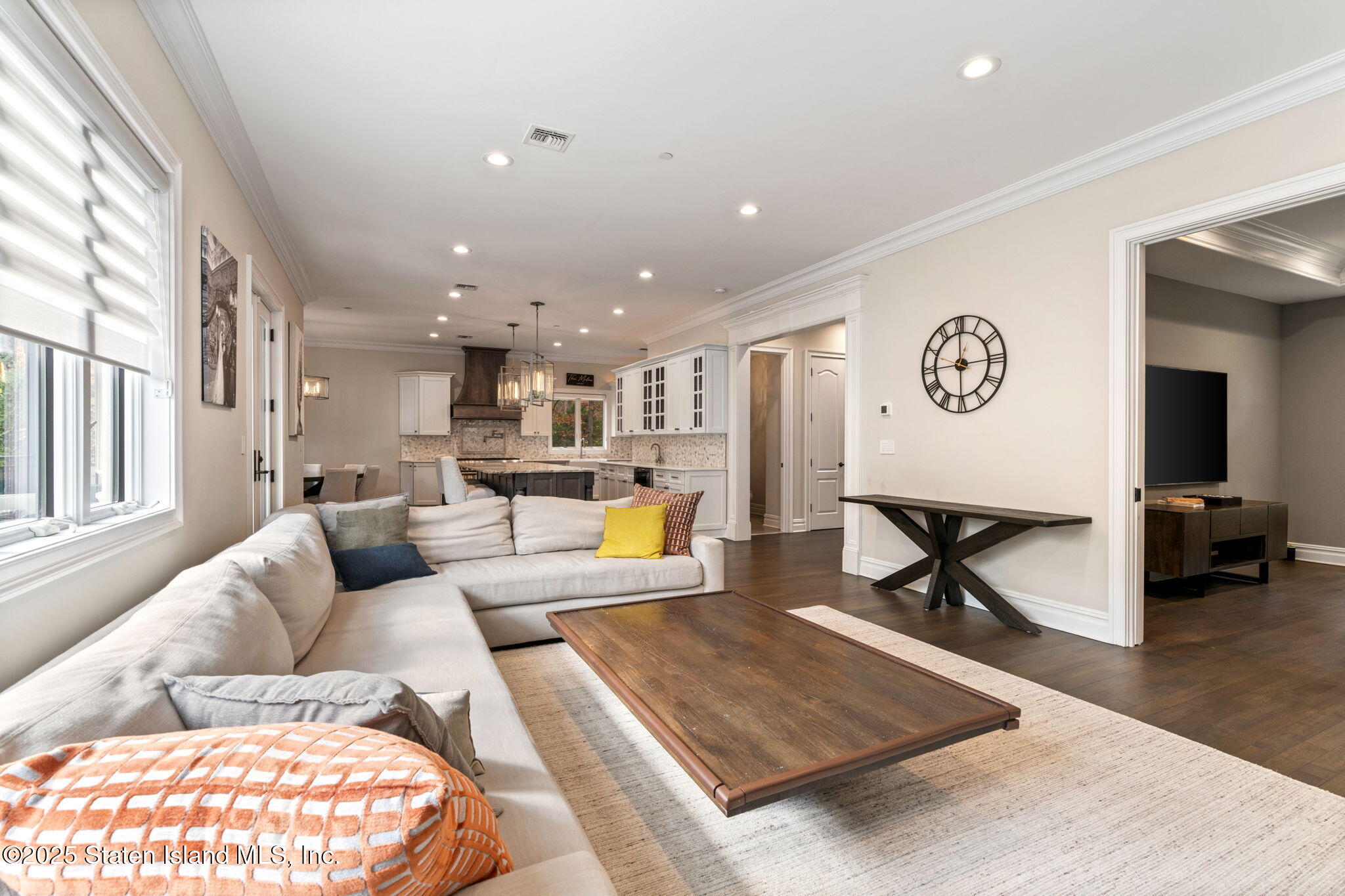 312 London Road Staten Island, NY 10306 - Photo 13 of 82 321 London Rd Living Room