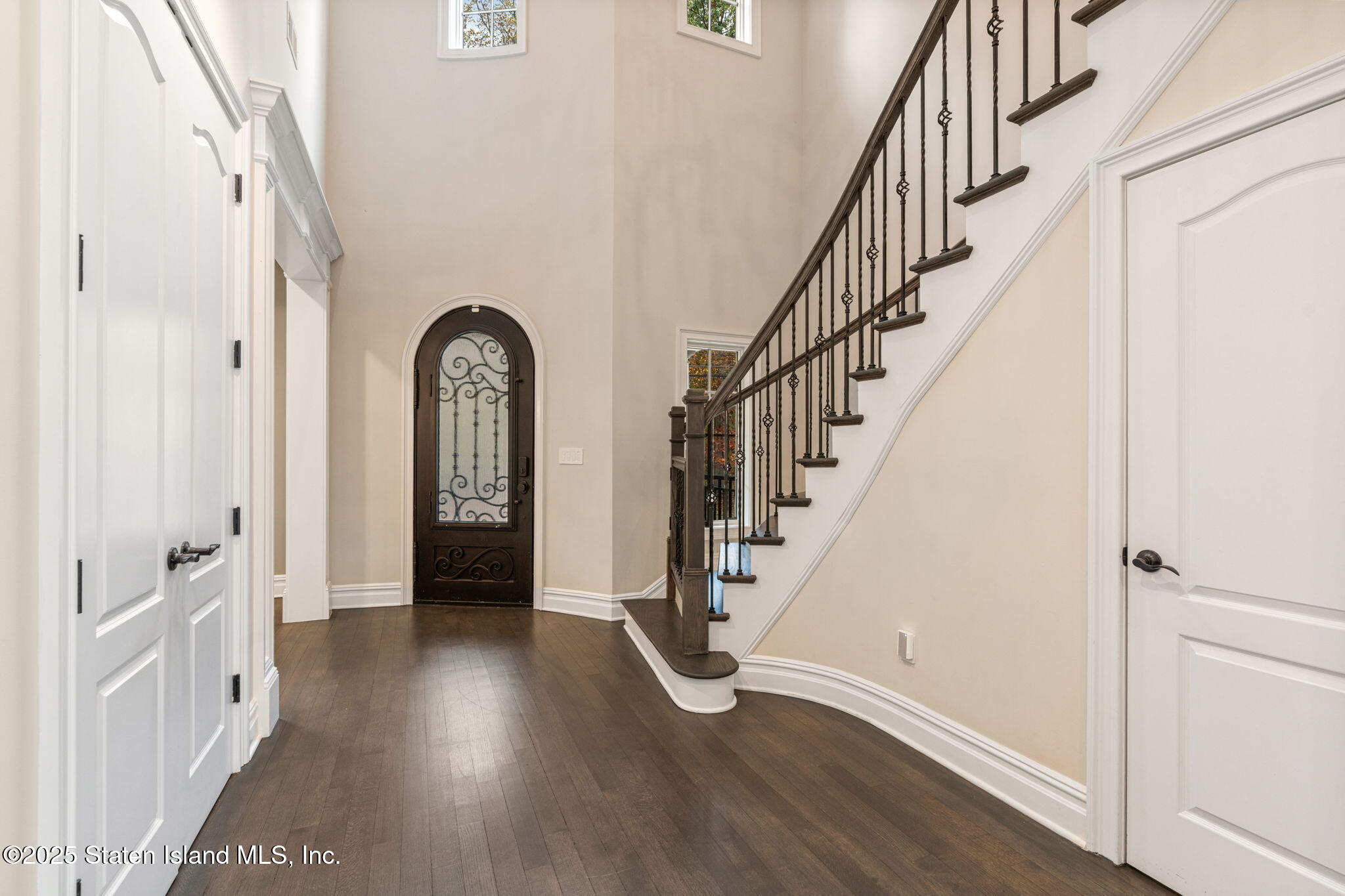 312 London Road Staten Island, NY 10306 - Photo 5 of 82 321 London Rd Hallway