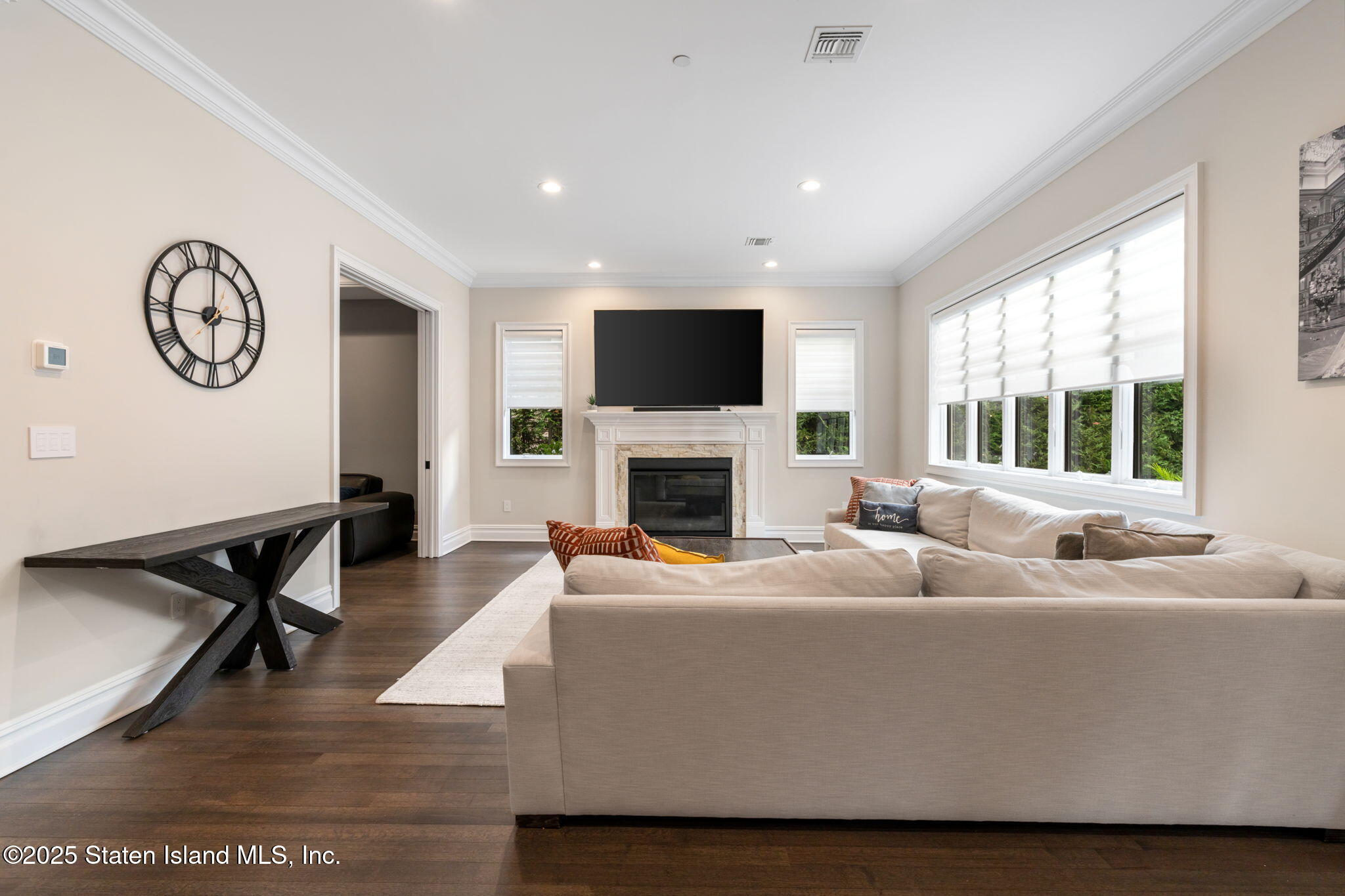 312 London Road Staten Island, NY 10306 - Photo 8 of 82 321 London Rd Living Room