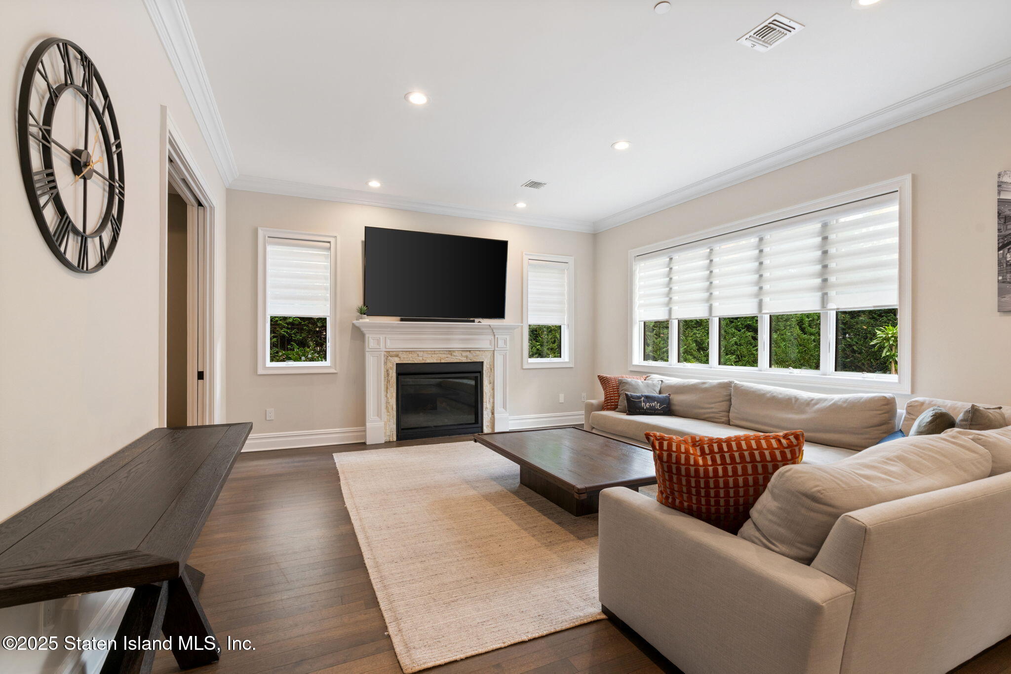 312 London Road Staten Island, NY 10306 - Photo 9 of 82 321 London Rd Living Room