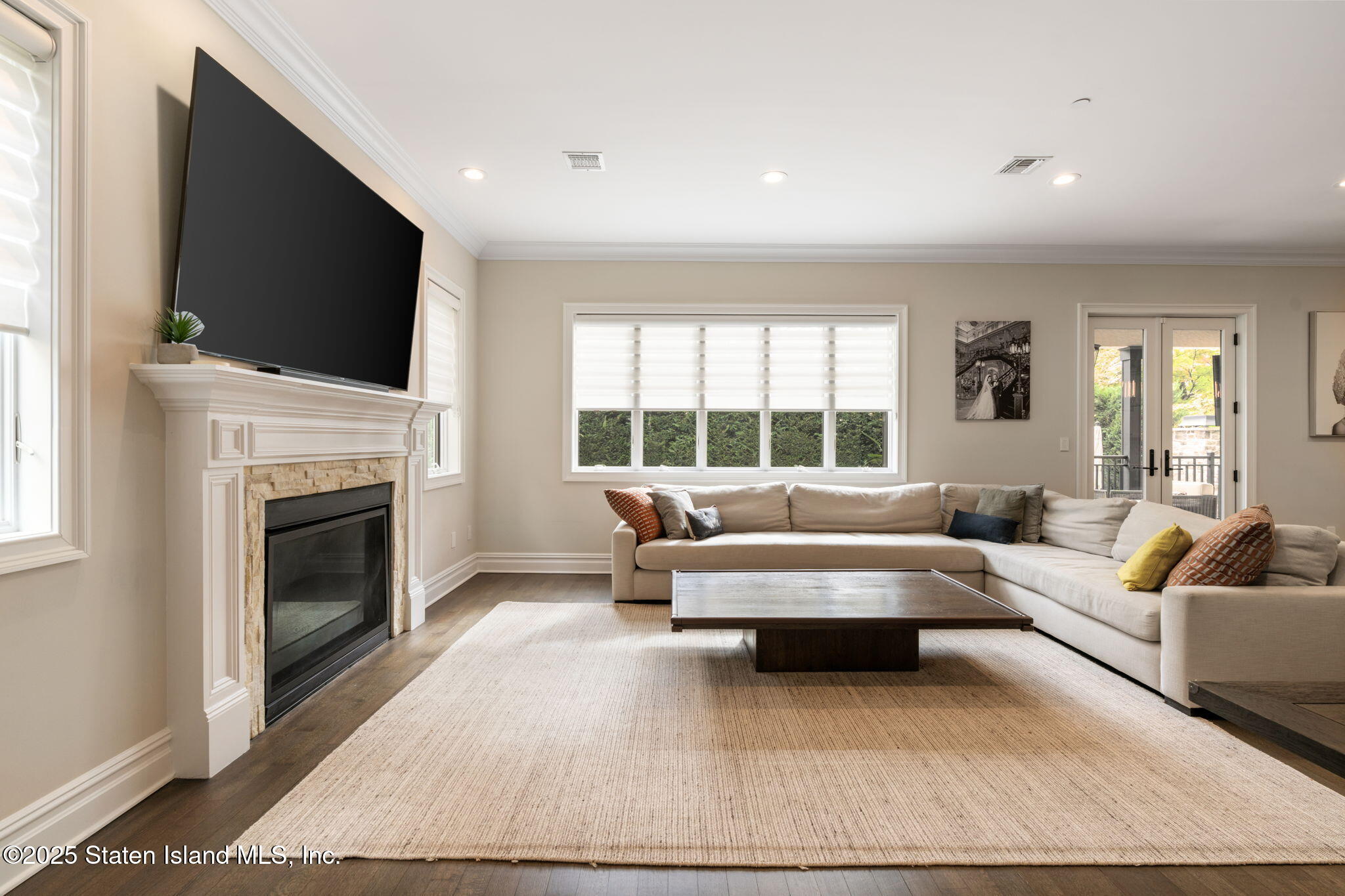 312 London Road Staten Island, NY 10306 - Photo 10 of 82 321 London Rd Living Room