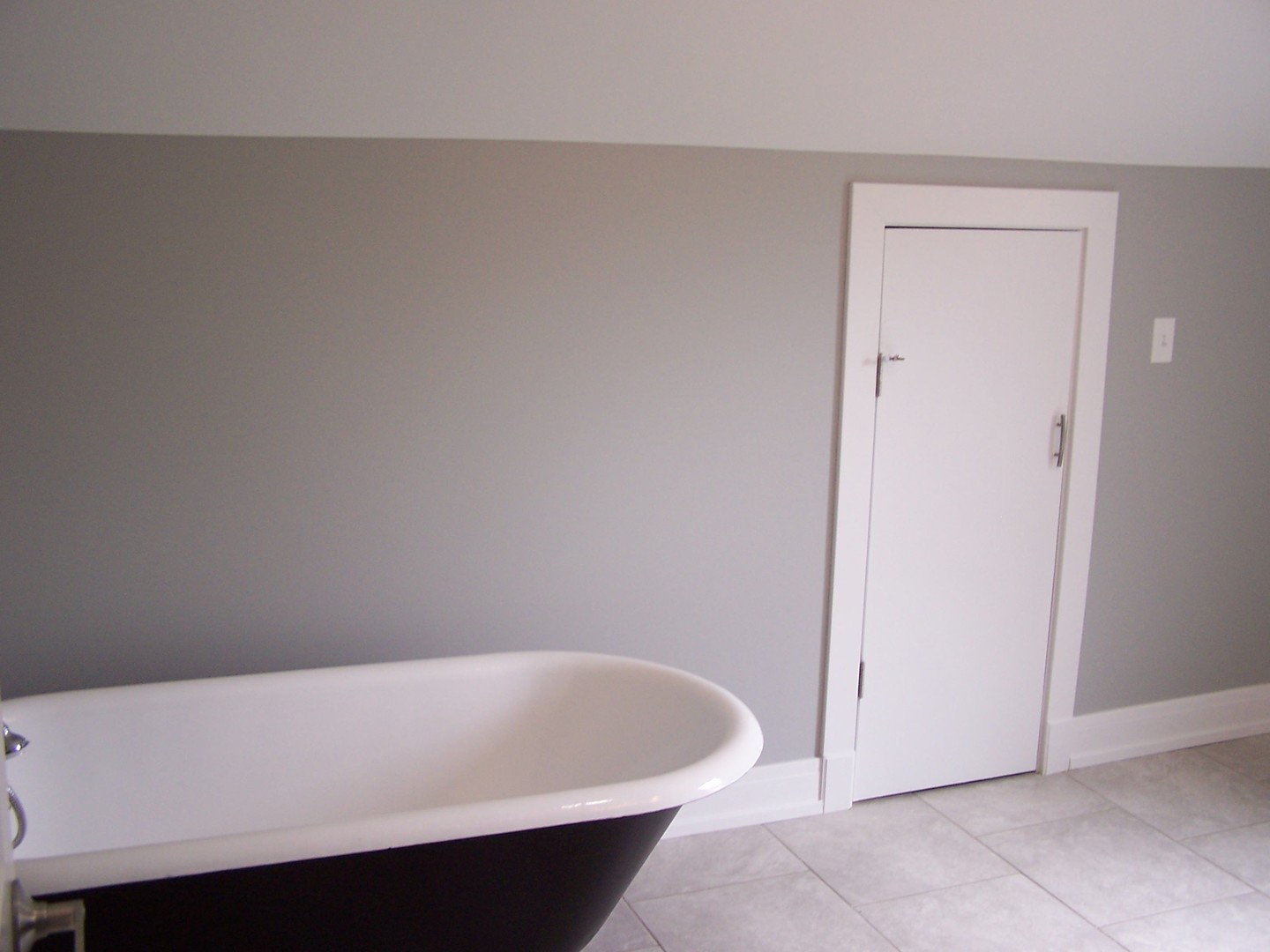 604 Clement Street Joliet, IL 60435 - Photo 11 of 17 a bathroom with a bathtub