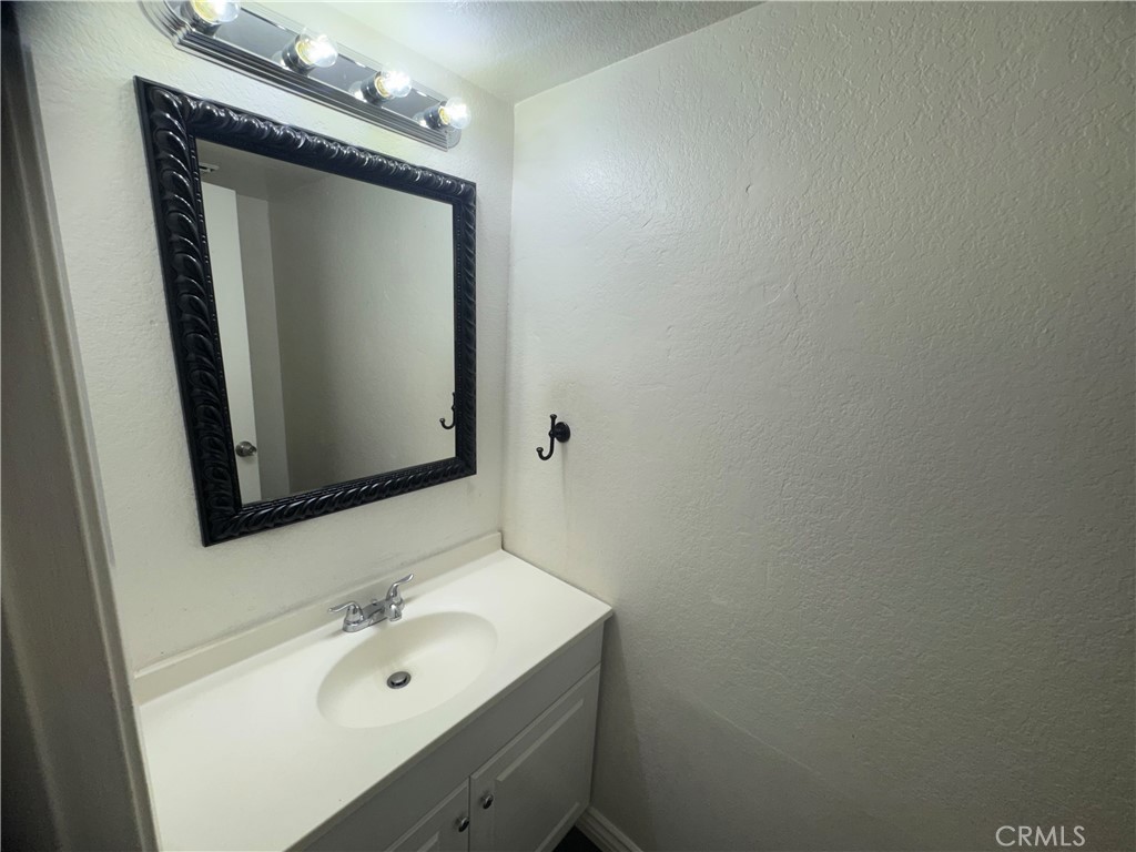 23787 Cold Spring Moreno Valley, CA 92557 - Photo 4 of 16 Half bath