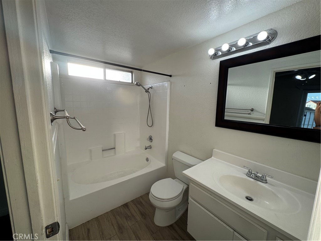 23787 Cold Spring Moreno Valley, CA 92557 - Photo 9 of 16 Bathroom