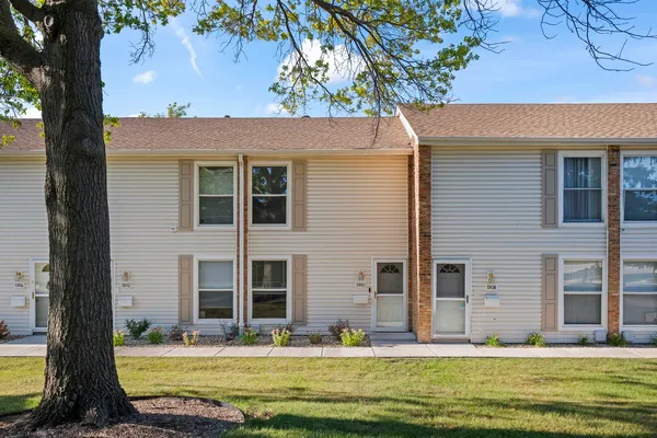 $220,000 | 1910 Huntington Boulevard, Hoffman Estates, IL 60169