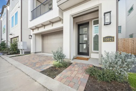 $475,000 | 10923 Brookeshire Chase Lane, Houston, TX 77043