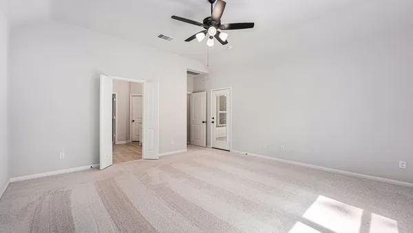 a view of empty room with a ceiling fan