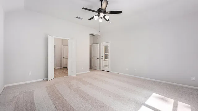 a view of empty room with a ceiling fan