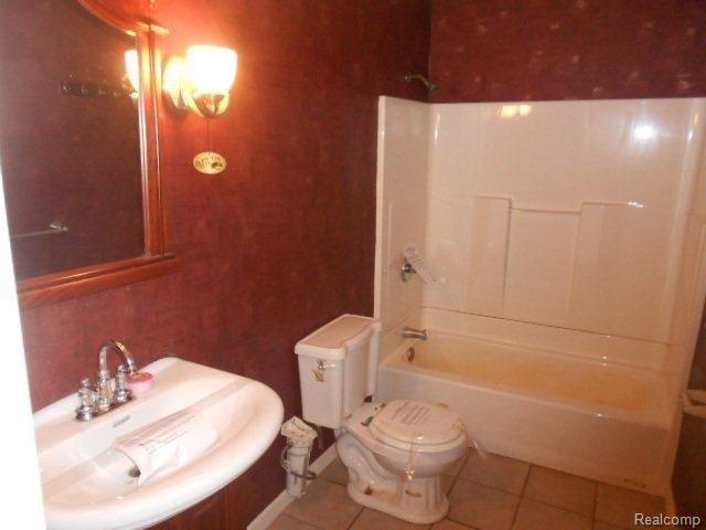 57050 Omo Road Ray, MI 48096 - Photo 4 of 25 261-900638 Bathroom.jpg